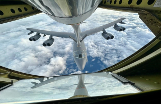 Vue du bombardier B-52 de l'USAF depuis le ravitailleur KC-135 du CMCC "Iroise" lors de l'opération de ravitaillement en vol
