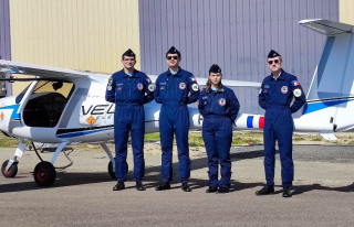 Quatre équipiers de l'EAJ de Dijon devant un avion électrique, le Velis Electro