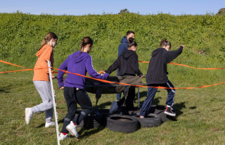 Les collégiens cognaçais participent à une activité sportive (brancardage sur un parcours semé d'obstacles) sur la BA 709 dans le cadre des JSAJ