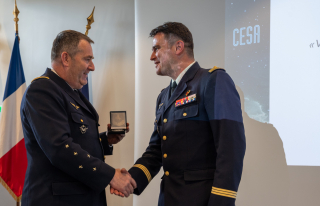 Le général Stéphane Mille, CEMAAE, remet le prix "Clément Ader" au capitaine Grégory