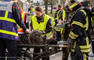 Les secours prennent en charge un militaire blessé dans le cadre du scénario imaginé pour l'exercice "ELMOS 2023"