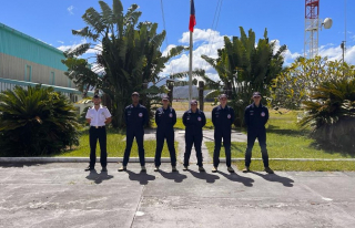 Cinq des six équipiers de la première EAJ de Nouvelle-Calédonie sur la BA 186
