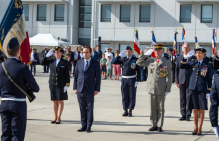 Le ministre des Armées entouré des hautes autorités militaires lors de sa visite sur la BA 125