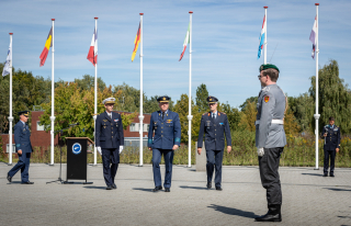 Le chef d'état-major de l'armée de l'air belge, le général de division Thierry Dupont a dirigé la cérémonie de passation de commandement entre le général de division Franck Mollard et le général de division allemand Andreas Schick.