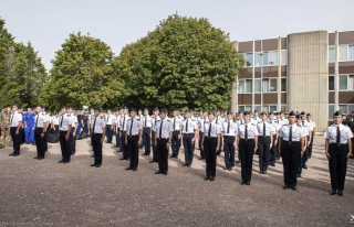 Les élèves de l'EFSOAAE en rang pour recevoir leur nouveau grade de sergent 