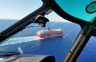 Le Puma survolant le bateau "Méditerranée" de la compagnie Corsica Linea. 