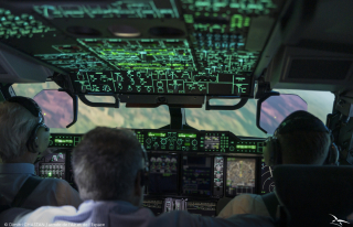 Intérieur du simulateur d'A400M avec deux pilotes et un instructeur Airbus