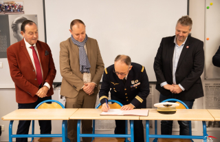 Le colonel Emmanuel Sommier signant la nouvelle convention de classe de défense. 