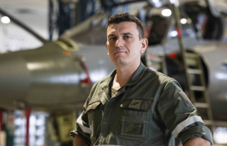 Portrait du caporal-chef Matthieu devant un Mirage 2000.