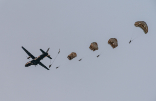 Parachutistes largués depuis un CASA. 