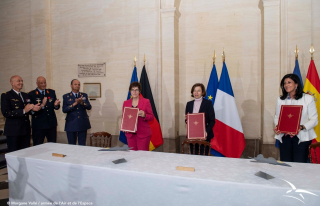 La ministre des Armées a signé l'arrangement d'application en compagnie de ses homologues allemande et espagnole.