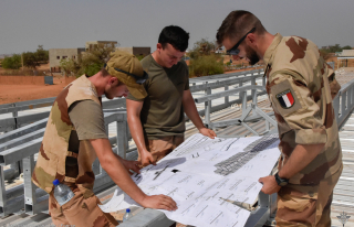L'escadre aérienne d'appui aux opérations travaille la construction de l'éco-camp sous le soleil de Niamey.