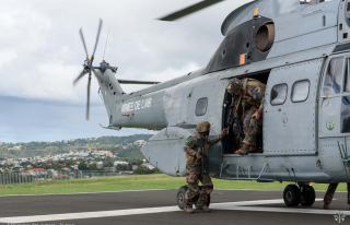 Militaires sortant d'un hélicoptère de l'exercice "Caraïbes 2022"
