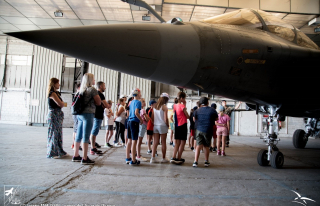 Jeunes sous un appareil de l'AAE lors d'une journée pédagogique de découverte de l’univers aéronautique et défense
