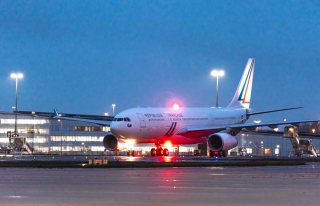L'A330 vient d'arriver à Roissy CDG, crépuscule
