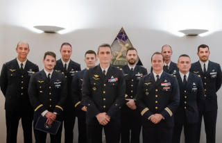Les stagiaires lors de la remise des diplômes QWI de défense sol-air en présence du commandant du CEAM, le général de brigade aérienne Vincent Chusseau
