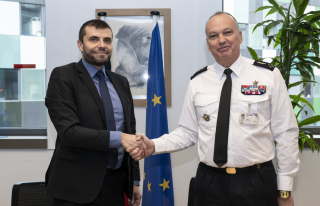 Le MGAAE Frédéric Parisot et le directeur des services de la navigation aérienne Florian Guillermet après avoir signé la feuille de route des CMCC 2023-2030