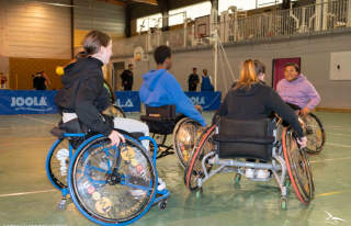 Les élèves participent à l'initiation au volleyball en fauteuil roulant organisée par la BA 702