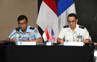 Le général de brigade aérienne Hugues Pichevin et le lieutenant général Wayan Superman de l'armée indonésienne coprésident la première réunion des armées de l'air en Indopacifique