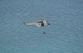 Un Puma effectue une opération de sauvetage en mer avec l'aide d'un sauveteur-plongeur