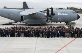 Photo de groupe de la promotion de l'Ecole de guerre avec le général Stéphane Mille, CEMAAE, devant un A400M Atlas