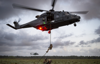 Les commandos du 1er RPIMa, des CPA 10 et 30 effectuent une mission d'aérocordage à partir d'un hélicoptère NH90