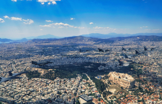Les aéronefs survolent l'acropole, à Athènes.