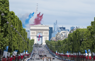 La PAF ouvre le défilé aérien du 14 Juillet en formation tour Eiffel